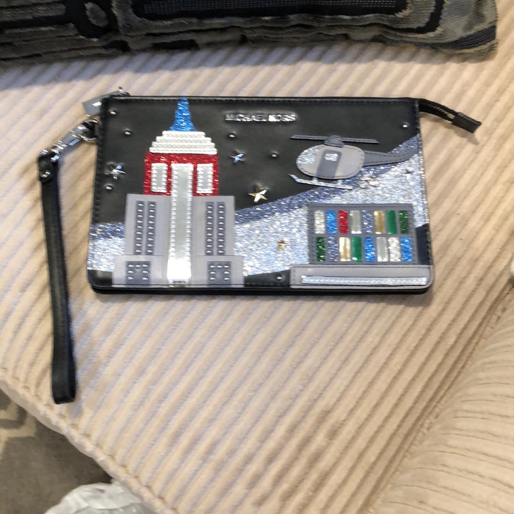 ❤️New Michael Kors New York City skyline clutch
